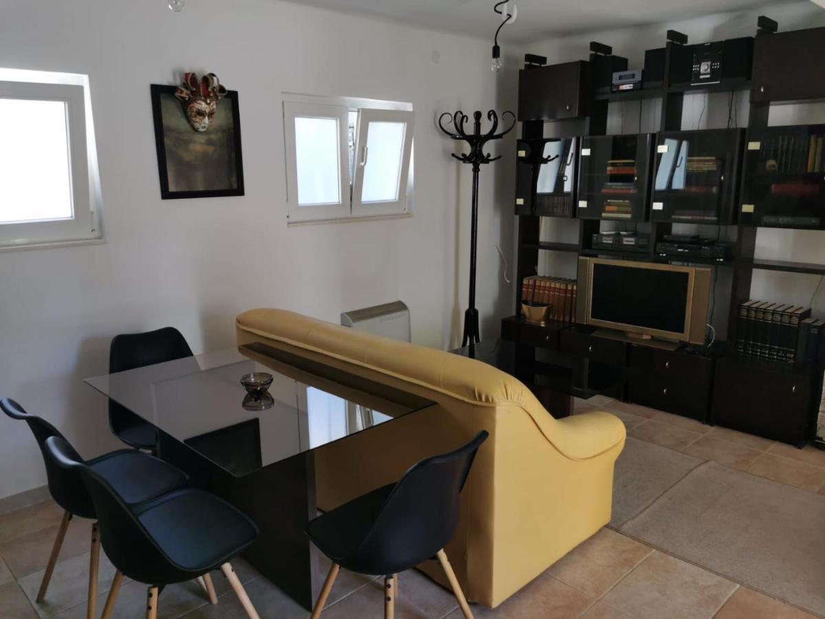 Db Interiors Apartment Split Exterior photo